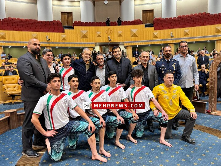 در مراسمی با حضور رئیس جمهور؛ برترینهای ورزش ایران معرفی شدند/ جایزه «ماندگار» برای فوتبال + فیلم