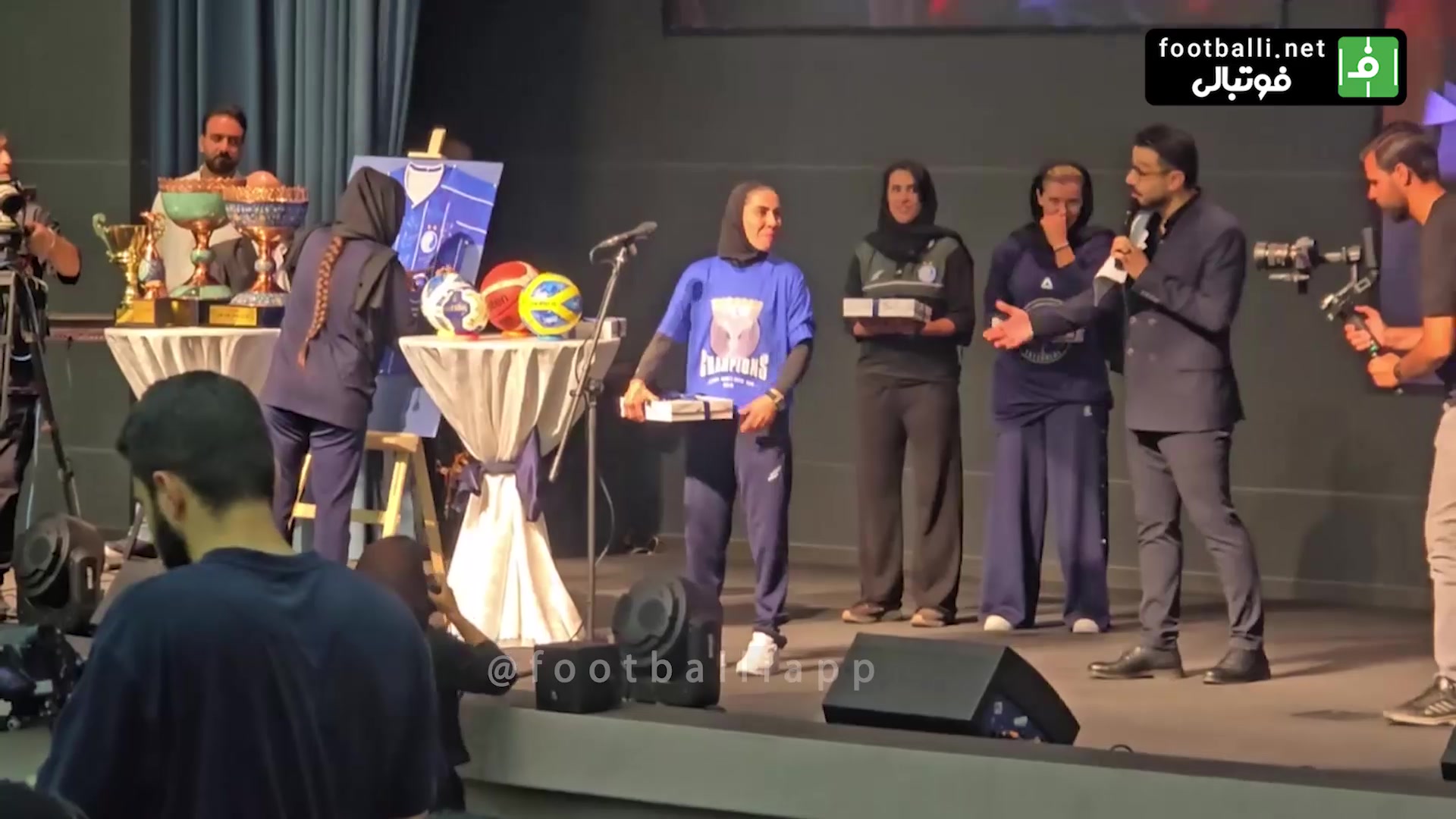 کری خوانی فرزانه توسلی: فصل بعد پرسپولیس را شش تایی میکنیم!