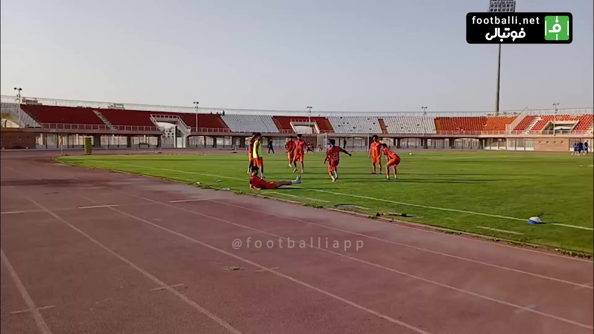 نمایی از ورزشگاه باهنر کرمان پیش از شروع بازی دوتیم