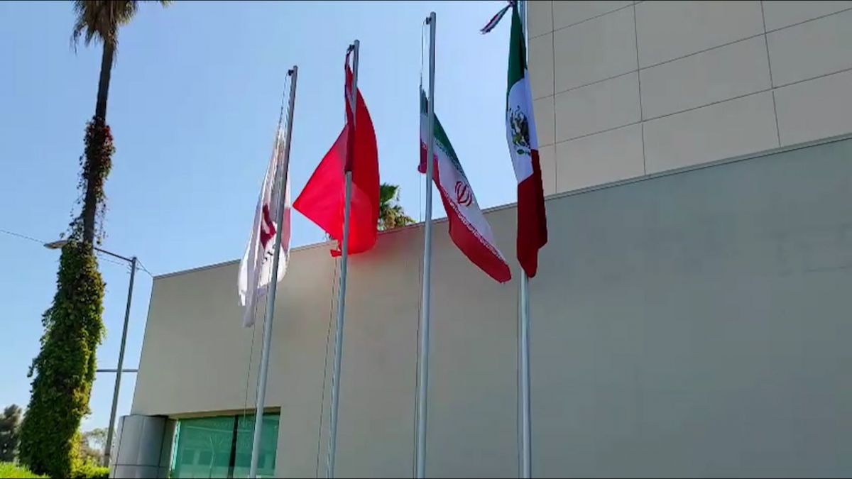 پرچم ایران در محل اقامت تیم ملی در تیخوانا بالا رفت