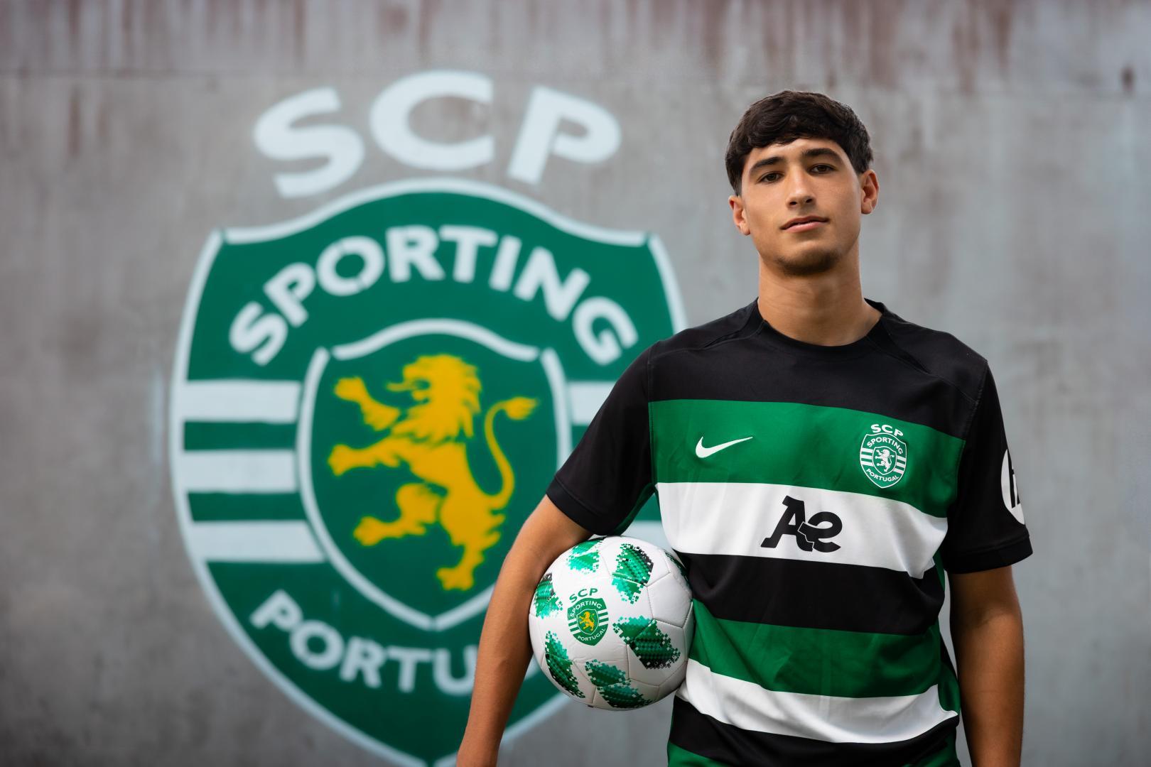 José Mendes signs professional contract. Photo: Sporting
