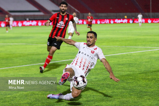استقلال و تراکتور حسابشان را از بقیه جدا کردند/ پرسپولیس و یک شوک بد!