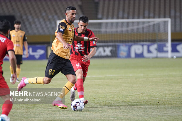 دوئل مدعیان قهرمانی در سکوت تبریز/پرسپولیس به زمین سخت رسید