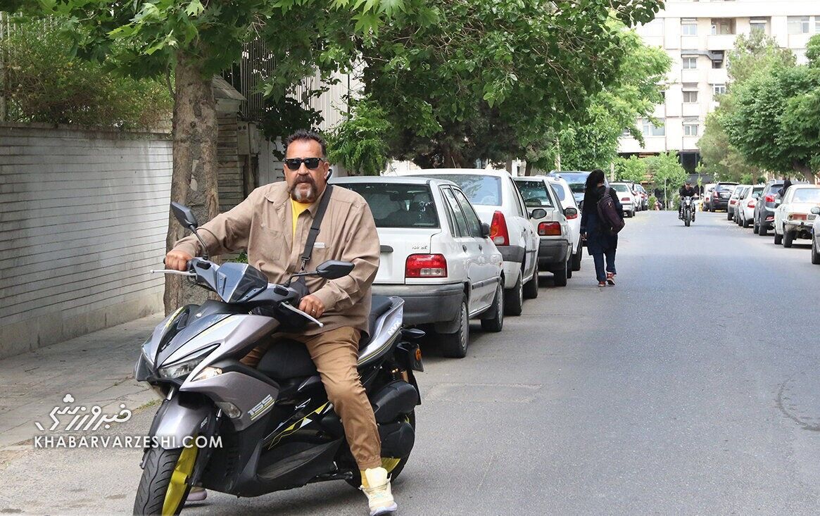 حمله یک پرسپولیسی به خداداد: یادت رفته برای هواداران ما مشت گره میکردی؟!
