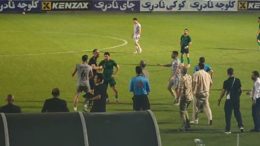 جنجال مربی گلرهای تیم نیروی زمینی در اواخر بازی مقابل شاهین نوشهر