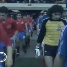 🎞 اولین قهرمانی خروسهای میزبان در یورو با عبور از اسپانیا 🔹 میشل پلاتینی در بهترین عملکرد ملیاش در همه بازیهای یورو ۱۹۸۴ گل زد و در فینال هم گل برتری فرانسه را مقابل اسپانیا زد. 🔹 اسپانیا هم با هدا