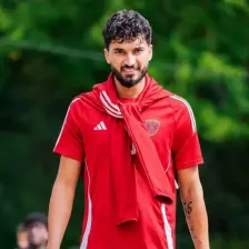 محمد قربانی: قرمزم اما فعلا اینجا!