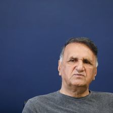 اگر لازم باشد پیشکسوتان پرسپولیس را مقابل باشگاه جمع میکنم تا خلیلی اخراج شود/ تو چه کاره هستی که درب اتاقت را روی ما باز نمیکنی؟