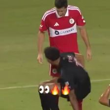 🎞 درگیری دیپائول و لواندوفسکی در جریان دیدار شیکاگو و اینترمیامی 🎙 به نقل از ESPN، رودریگو دیپائول خطاب به روبرت لواندوفسکی گفت: 💬 «تو دیگه کی هستی، احمق؟! من ۲ قهرمانی کوپا آمریکا و یک قهرمانی جام
