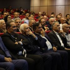 درگیری در جشن استقلال؛ شما بازیکن پاس بودی، اینجا چه کار داری؟/ وقتی تو هنوز به دنیا نیامده بودی، من آبی میپوشیدم پسرجان!