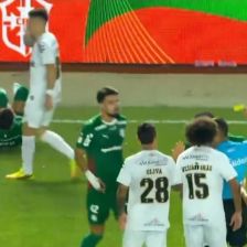 جنجال در ثانیه ۵ داربی برزیل! 🎞️ درگیری در شروع دیدار سانتوس و پالمیراس 😱 تنها ۵ ثانیه از آغاز دیدار سانتوس و پالمیراس گذشته بود که نیمار با تکلی بسیار خشن مواجه شد و روی زمین افتاد. این دیدار ۹ کارت
