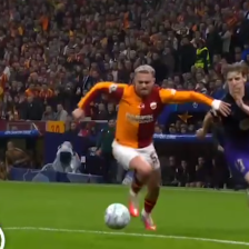 ضدحمله سریع روی حرکت زیبای لیائو 🔸 گالاتاسرای [۱]-۰ بارسلونا 🔸 ⚽️ باتراکوف 🔴 دقیقه ۲۸