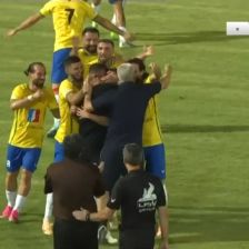 گل اول صنعت نفت آبادان به ملوان (سوپرگل بی نظیر کریم زاده)