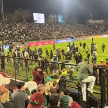 🎞 اتفاق عجیب در لیبرتادورس پس از صعود فلومیننزه پس از برتری فلومیننزه مقابل پلاتنسه و صعودشان به نیمه‌نهایی لیبرتادورس، هواداران پلاتینزه به زمین ریختند و با هواداران فلومیننزه درگیر شدند. در نهایت، ب