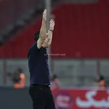 مشت گره کرده سرمربی تراکتور: هنوز زنده‌ام!