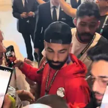 همه روی سر و کله محمد صلاح ریختند! (عکس)