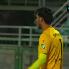 خوش‌شانس بود؛ اشتباه وحشتناک پورحمیدی دروازه بان پیکان منجر به گل ذوب آهن نشد
