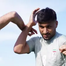 محبی با گل روی نیمکت نشست!