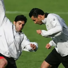 علی دایی دست گردن رقیب خود کرد! (عکس)