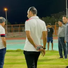 عنایتی شخصا برای آمادهسازی چمن بندر اقدام کرد!