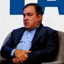 تاجرنیا به فتاحی تذکر داد: امید واهی ندهید