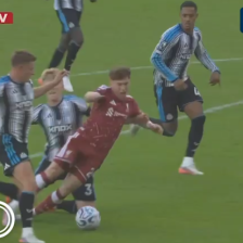 از روی نقطه پنالتی 🔸 نیوکاسل ۲-[۲] لیورپول 🔸 ⚽️ سوبوسلای 🔴 دقیقه ۹+۹۰