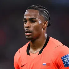 الهلال برای ستاره هلند 15 همت شمرد!
