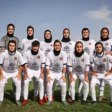 یک نیمه تاخیر برای زنان تراکتور