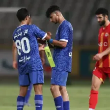 بازوبند استقلال روی بازوی پدیده ۲۰ ساله