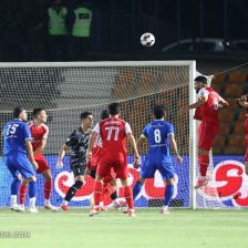 گل استقلال خوزستان به پرسپولیس مردود بود؟ تصویری از تلاش نیازمند برای در آغوش کشیدن توپ
