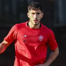سمت راست گل‌گهر، در قُرُق یک پرسپولیسی (عکس)