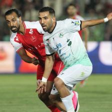 لگد زدن یک استقلالی به در اتاق داوران پس از دیدار پرسپولیس - ذوبآهن!