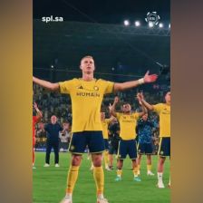 تشویق ایسلندی هواداران النصر به رهبری کریستیانو رونالدو در پایان بازی با التعاون